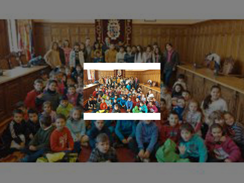 Imagen El Alcalde recibió un centenar de alumnos del Colegio Juan Mena