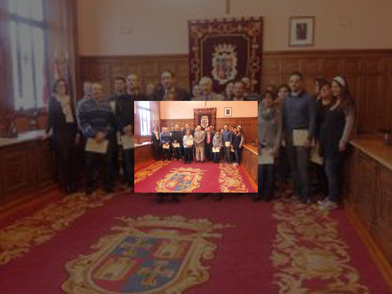 Imagen El Alcalde entregó los diplomas acreditativos a los alumnos de los cursos de formación on-line promovidos por el Ayuntamiento a través del Plan URBAN