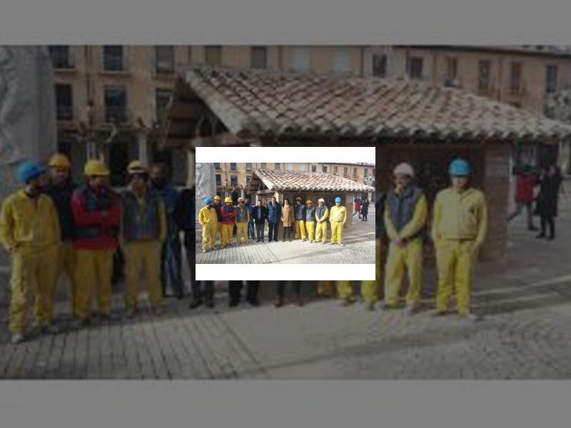 Imagen El Belén Navideño de la Plaza Mayor ha sido realizado por los alumnos del Programa Dual &#039;Catedral de Palencia&#039; con técnicas de construcción tradicionales