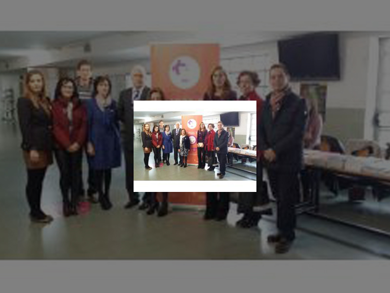 Imagen Los informadores juveniles llevan a cabo una campaña de difusión de los servicios que ofrece el Ayuntamiento a las mujeres víctimas de Violencia de Género entre los universitarios