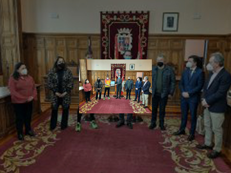 Imagen La Corporación Municipal reconoce a Óscar Husillos por su Campeonato de España en los 400 metros lisos y le desea la mayor de las suertes de cara al próximo Europeo