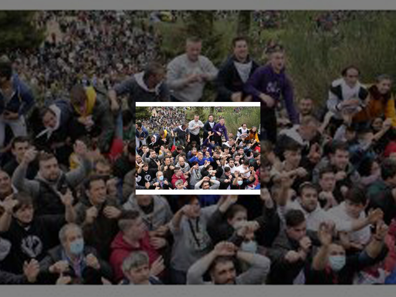 Imagen El Cristo más alto de España preside el original homenaje que los palentinos rinden a Santo Toribio con el lanzamiento de 4.000 bolsas de pan y quesillo rememorando la “pedrea” que sufrió el religioso en el año 447