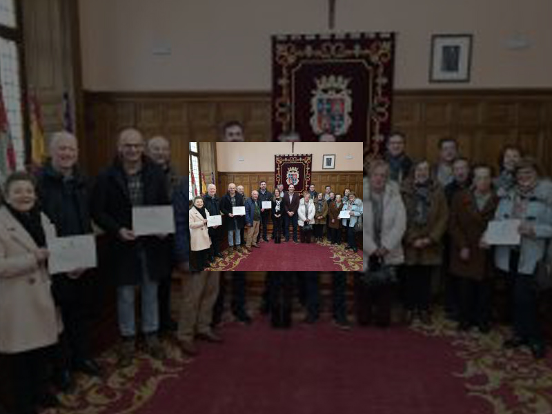 Imagen Alcalde y concejal de Cultura, Turismo y Fiestas hacen entrega de los diplomas a los premiados en el XL Concurso de Belenes &#039;Antonio Lafuente&#039;