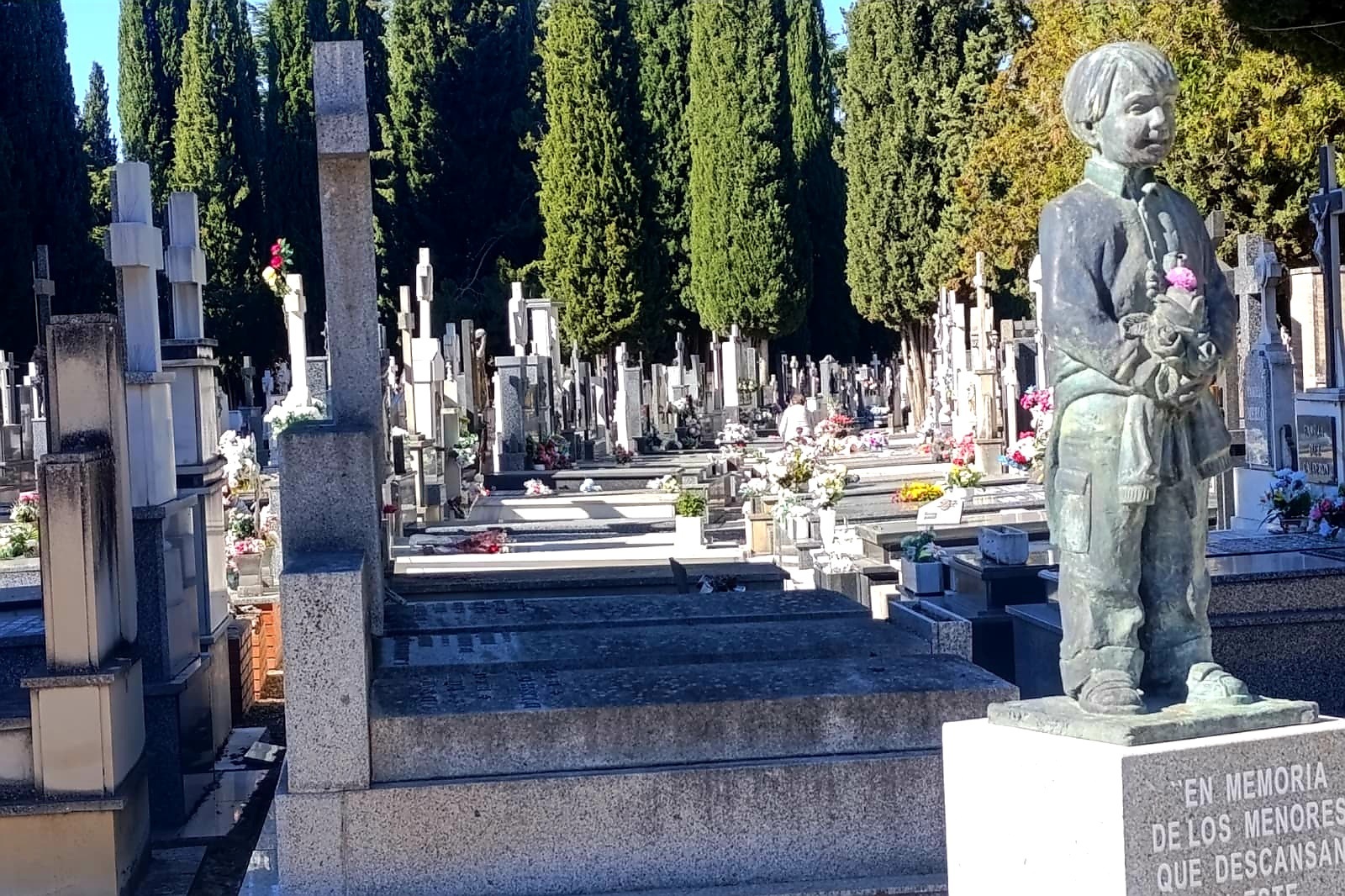 Incluye el refuerzo de las líneas de autobuses urbanos, el incremento de la presencia de la Policía Local para ordenar el tráfico y una ampliación del horario del Cementerio de Nuestra Señora de Los Ángeles, que abrirá de 8 a 19 horas hasta el día 2.