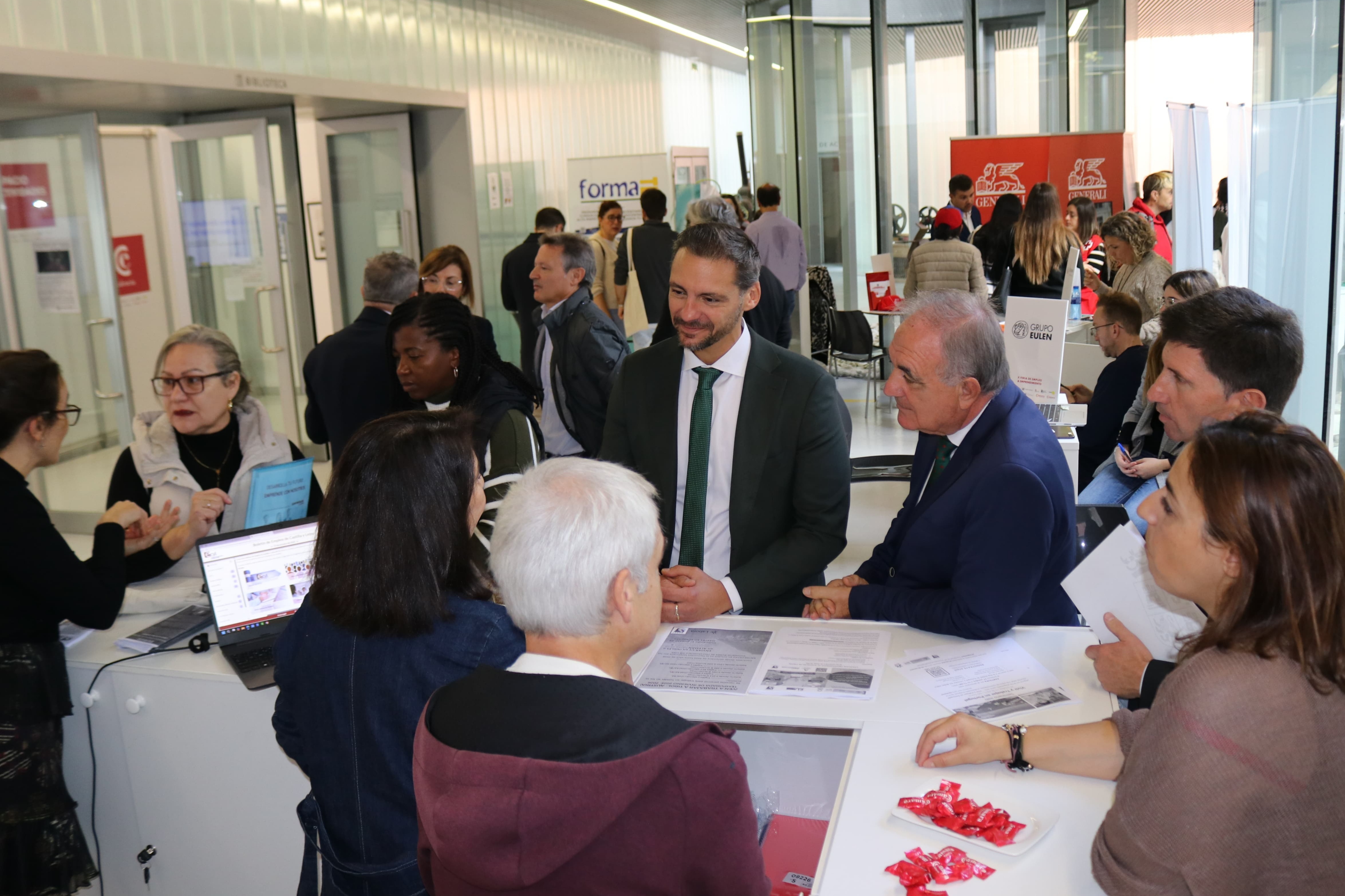 El encuentro, organizado por la Cámara de Comercio con la colaboración del Ecyl y el Ayuntamiento, cuenta con la participación de 28 empresas, 11 entidades y más de 400 jóvenes en el Centro Cultural Lecrác.