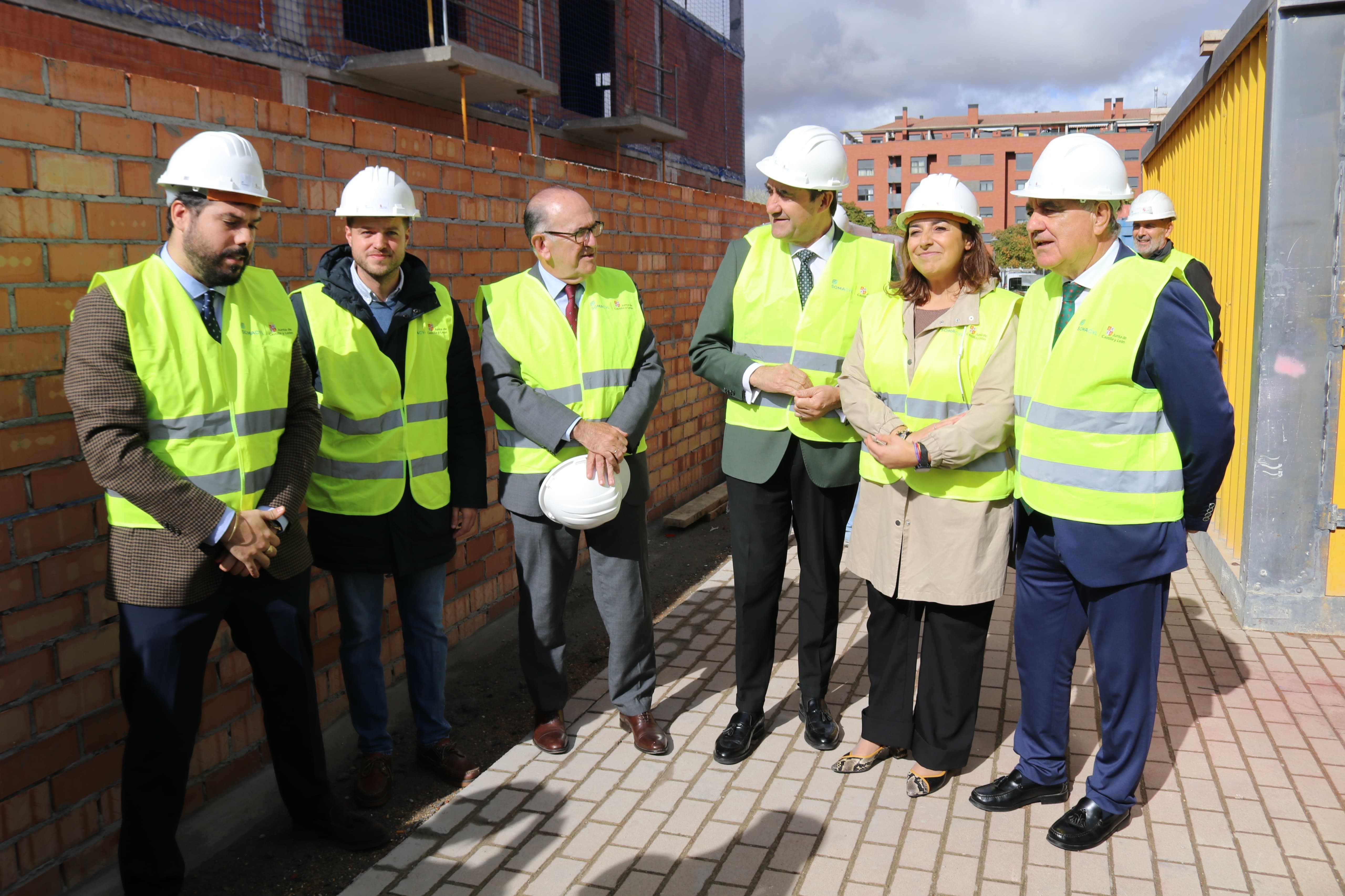 En la visita a la promoción de las 50 viviendas colaborativas destinadas al alquiler joven en el sector 8, la alcaldesa ha anunciado un nuevo proyecto en la calle Jardines, que sumará otras 150 viviendas de protección con una inversión municipal de 2,5 millones.