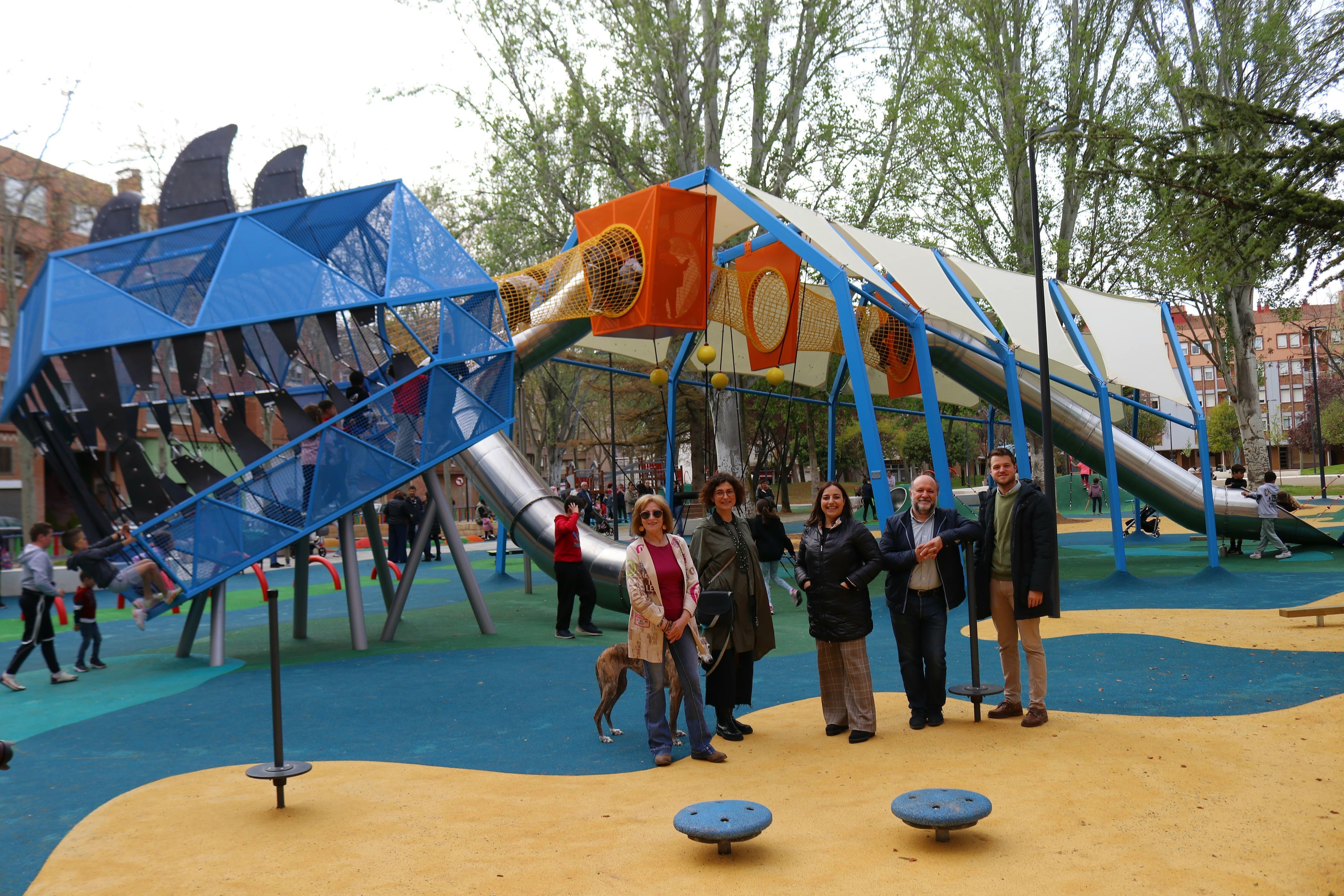 La alcaldesa, Miriam Andrés, ha destacado que la plaza ha experimentado "una profunda transformación" y ha incidido en que la obra responde al modelo de ciudad propuesto por el equipo de Gobierno y a la premisa de transformar y de modernizar los espacios en los barrios.