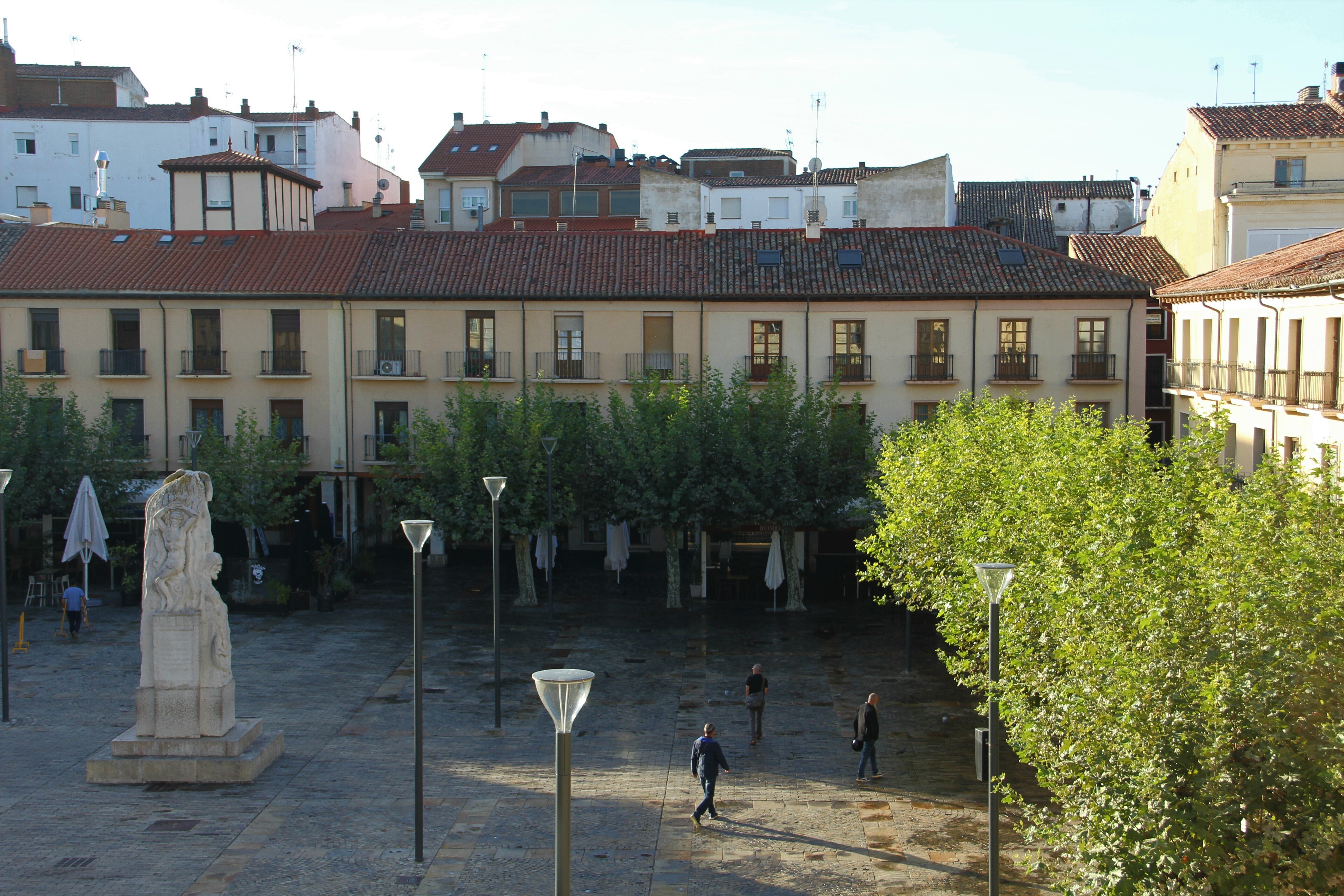 El Ayuntamiento de Palencia, a través de la Agencia de Desarrollo Local, autorizará a los establecimientos hosteleros de la capital palentina a que saquen el televisor a sus terrazas y permitan que sus clientes puedan seguir los partidos de baloncesto que se disputen en la ciudad de la ACB. 