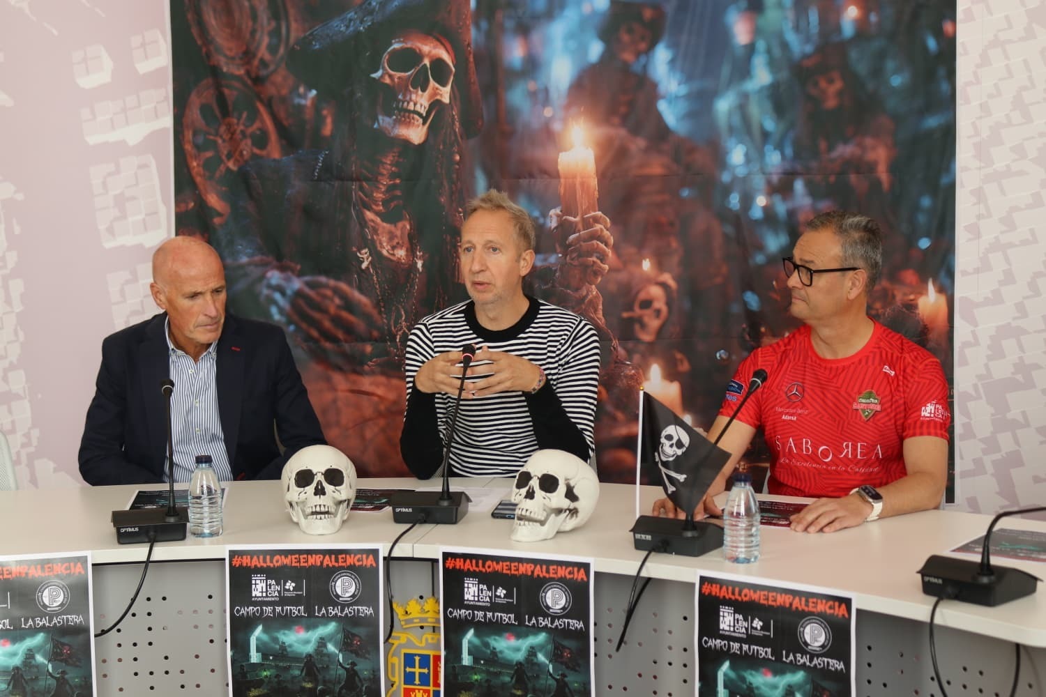  A través de una ambientación terrorífica, las instalaciones recrearán escenarios inspirados en este universo: calaveras, una isla abandonada llena de tesoros, cementerios y hasta barcos fantasmas.