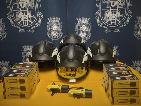 Adquisición de cascos y linternas