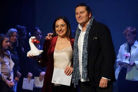 Miriam Andrés recoge el Premio Velo Patrocinio entregado al Ayuntamiento de Palencia.