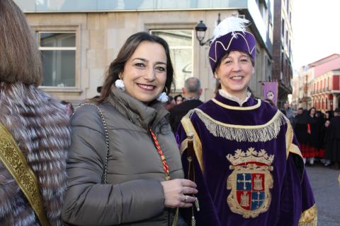La alcaldesa junto a la primera Macera.