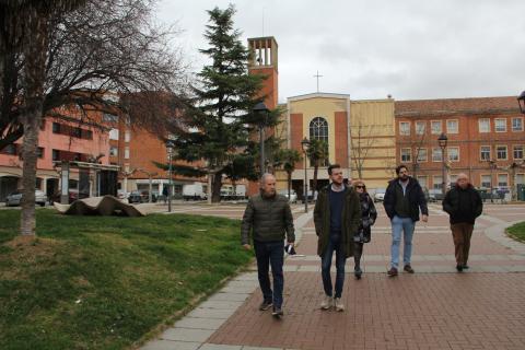 Un momento de la visita de los concejales al barrio de San Juanillo.