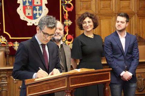 Un momento de la firma en el Libro de Honor.