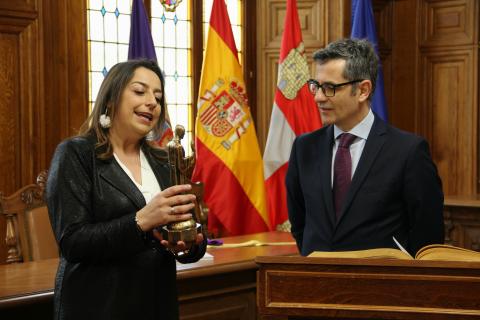Andrés entrega a Bolaños una replica del Cristo del Otero.