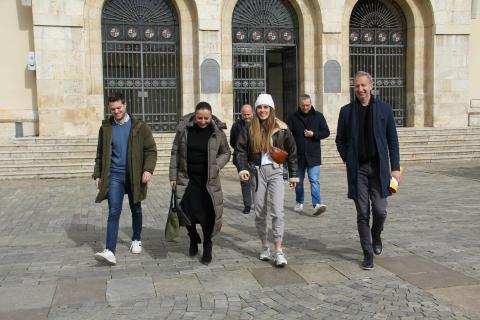 La alcaldesa de Palencia, Miriam Andrés, acompañando a Marta hacía el homenaje.