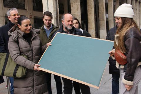 Marta recibe una copia de la plancha impresa en la baldosa.