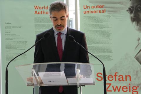 La inuaguración de la exposición sobre Stefan Zweig contó con la presencia de Fernando Sampedro.