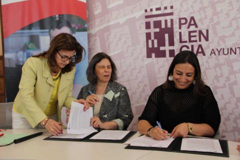 Un momento de la firma del convenio en la Sala de Concejales.