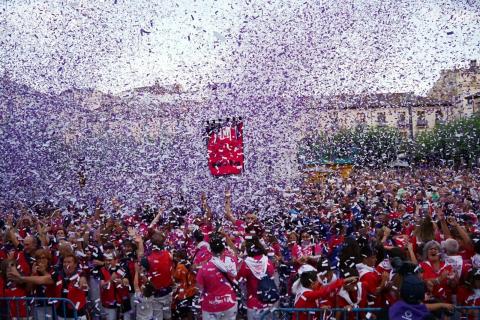 Las peñas pusieron el toque de color a la Plaza Mayor.