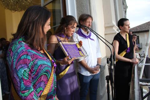 Marta García recibe del Ayuntamiento el obsequio homenaje a la Mujer Palentina.
