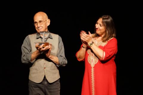 José Sanchis Sinisterra recoge de manos de la alcaldesa, Miriam Andrés, el Premio de Honor.