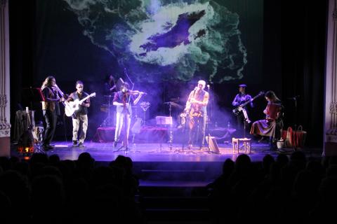 El grupo Abrakabalkan hizo las delicias del público asistente al Teatro Principal.