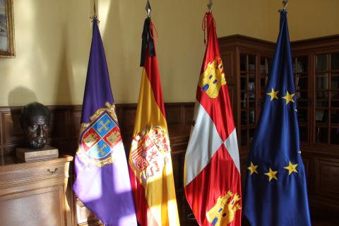 La bandera de España del despacho de Alcaldía luce el crespón negro.