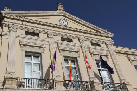 La bandera de España ondea a media asta en el balcón de la Casa Consistorial.