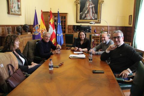 Un momento de la reunión en el despacho de Alcaldía.