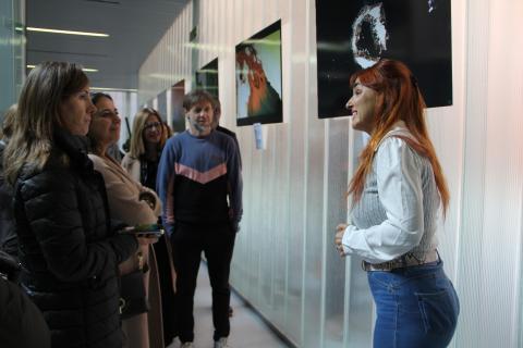 Un momento del recorrido llevado a cabo por la muestra formada por 21 paneles.