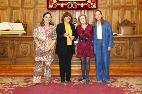 La alcaldesa, Miriam Andrés, saluda a la directora general del IMSERSO.