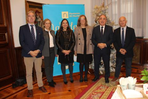 Las autoridades desean felices fiestas a los profesionales de la información.