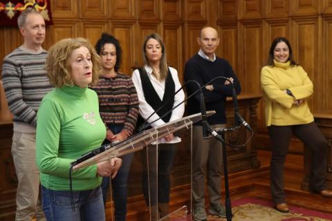 Un momento del acto llevado a cabo en el salón de plenos de la Casa Consistorial.