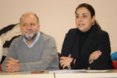 Hernández y Andrés durante el encuentro con los vecinos.