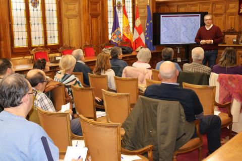 El concejal, Antonio Casas, explica el nuevo mapa de las líneas de autobús.