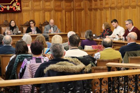 Miriam Andrés dirigiéndose a los representantes de las asociaciones de vecinos.
