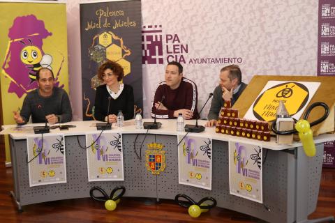 Un momento de la presentación de la VI Feria Apícola de Castilla y León en la sala de concejales.