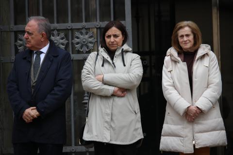La alcaldesa estuvo presente en el acto celebrado a las puertas de la Casa Consistorial.