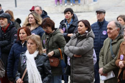 La alcaldesa de Palencia, Miriam Andrés, entre el público congregado en la Plaza Mayor.