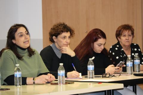 Un momento en el que la alcaldesa habla los vecinos.