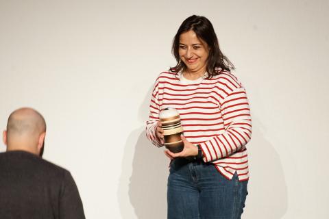 La alcaldesa haciendo entrega de la la estatuilla diseñada por el artista elDimitry.