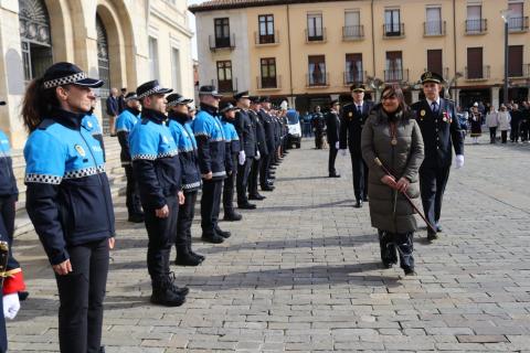 La alcaldesa, Miriam Andrés, realizando el pase de revista a los agentes.