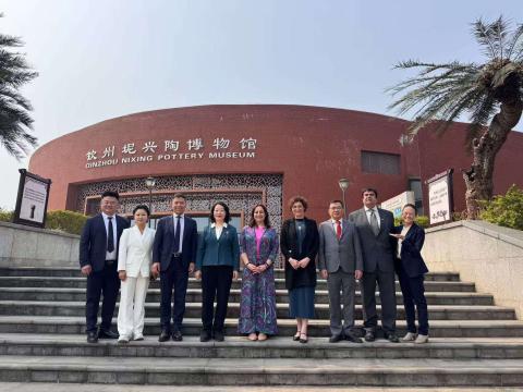 Foto de familia en el Qinzhou Nixing Pottery Museum.