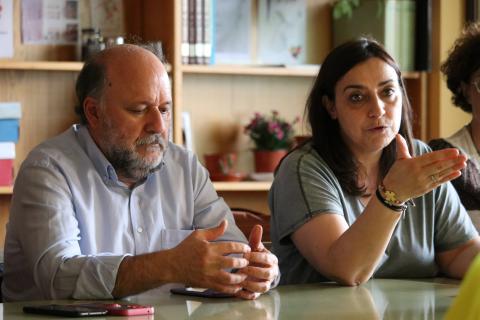 Carlos Hernández y Miriam Andrés durante el encuentro con los vecinos.