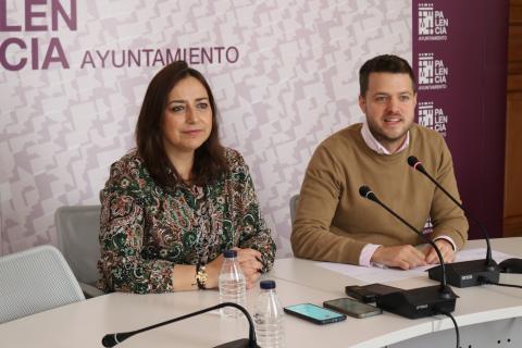 Miriam Andrés y Álvaro Bilbao durante la rueda de prensa en la sala de concejales del Consistorio.