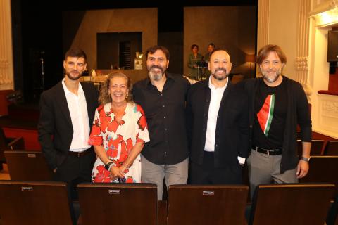 Momentos antes, algunos de ellos descubrieron la placa con su nombre en los asientos.