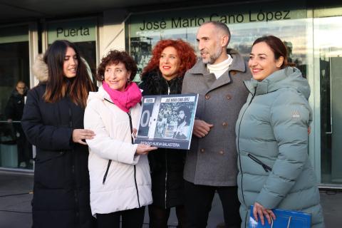 Todo ello, en un especial acto en el que además se ha entregado a la familia una camiseta y una placa con la estampa de la puerta.