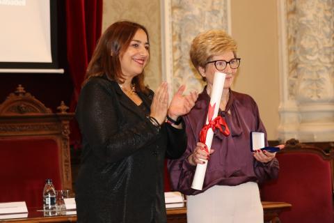 La alcaldesa de Palencia fue la encargada de entregar el Premio de Bronce a  'Luis Casañé Decoración''.