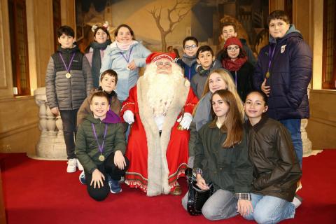 Los consejeros infantiles posan junto a Papá Noel en el Ayuntamiento de Palencia.